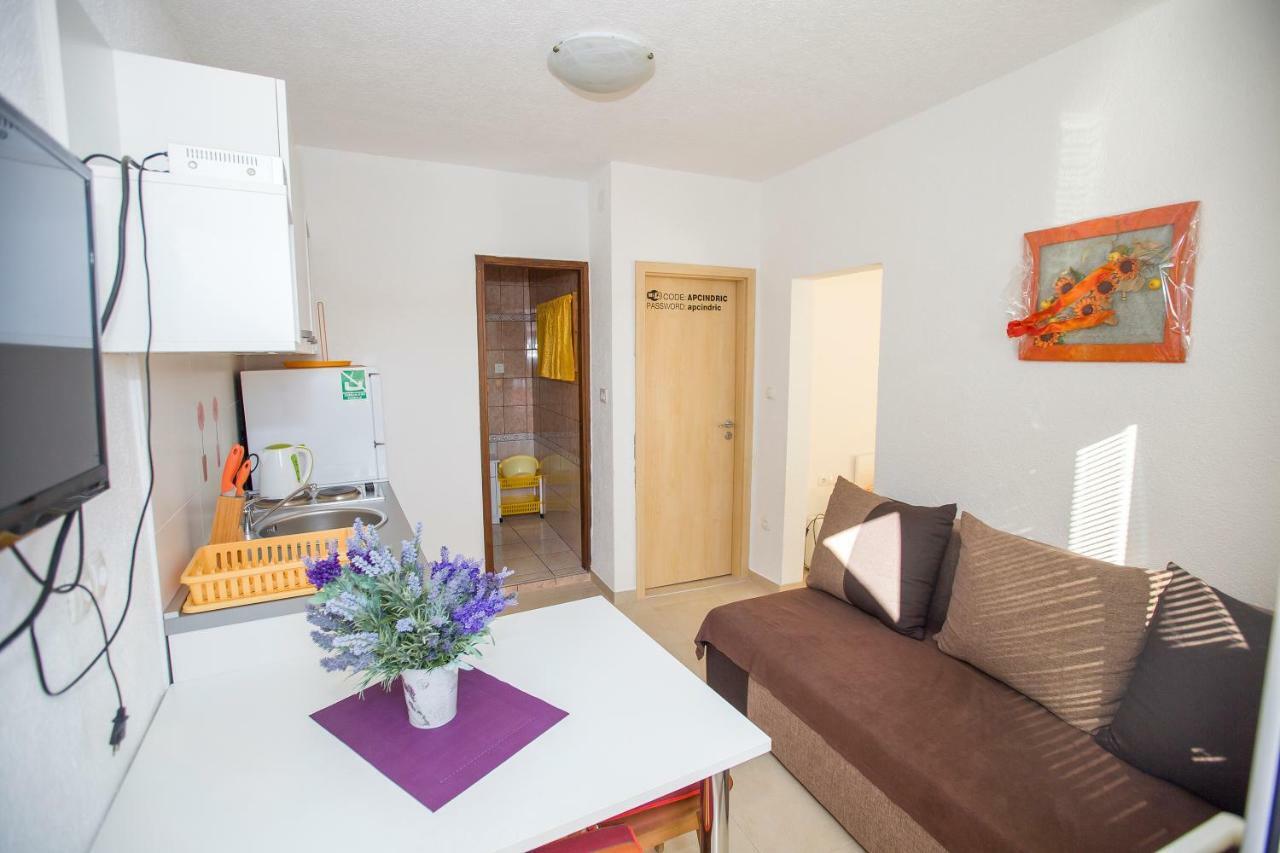 Apartmani Cindric Karlobag Eksteriør bilde